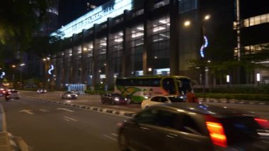 Kuala Lumpur, Malezya-Eylül 25 2018: gece zaman Kuala Lumpur şehir merkezi trafik sokak Kavşak metro hattı Panorama 4k Malezya