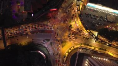 Işıklı Singapur şehir trafiği hava Panoraması 4k görüntüleri üzerinde gece saati uçuş