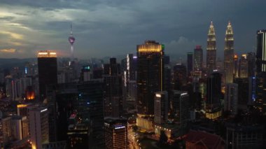 Kuala Lumpur, Malezya-Haziran 25 2018: Kuala Lumpur şehir aydınlık hava Panoraması gece 4k yaklaşık Haziran 25 2018 Kuala Lumpur, Malaysia. r, Malezya.