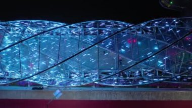 Çin, Sanya - 4 Ekim 2019: gece aydınlanması Sanya şehri nehir kenarı trafik köprüsü panoraması 4 Ekim 2019 dolaylarında Çin, Çin.