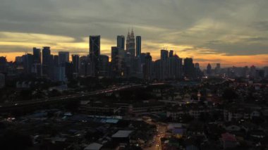 Kuala Lumpur, Malezya-Haziran 25 2018: Kuala Lumpur Downtown hava Panoraması akşam 4k yaklaşık Haziran 25 2018 Kuala Lumpur, Malezya 
