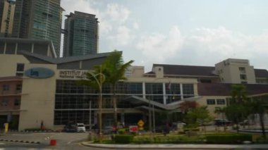 Kuala Lumpur, Malezya-Eylül 25 2018: gün Kuala Lumpur şehir merkezi trafik sokak Kavşak metro hattı Panorama 4k Malezya
