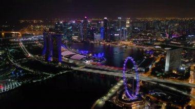 Singapur - Mayıs 2019: Marina Körfezi'nde geceleri Singapur şehir merkezinin panoramik manzarası