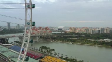 Singapur marina bay sands Hotel trafik ve dönme dolap ile alışveriş merkezi terasından panoramik görünüm