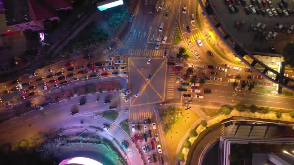 照らされたシンガポールの都市交通空中パノラマ4K映像上の夜間飛行 — ストック動画