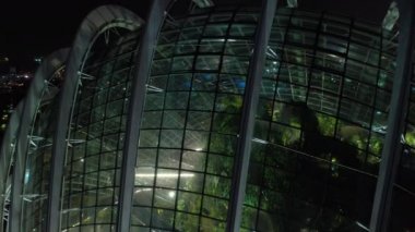 Singapur-Ekim 18, 2019: Cloud Forest & Flower Dome of Gardens by Bay 4k görüntüleri gün görünümü