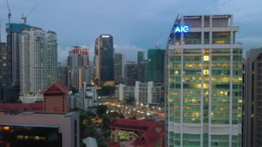 Kuala Lumpur, Malezya-Haziran 25 2018: Kuala Lumpur Downtown hava Panoraması akşam 4k yaklaşık Haziran 25 2018 Kuala Lumpur, Malezya 