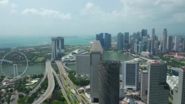 Singapur, Singapur - Mayıs 2019: Marina Körfezi'nde Singapur şehir merkezinde panoramik gündüz görüntüleri görünümü