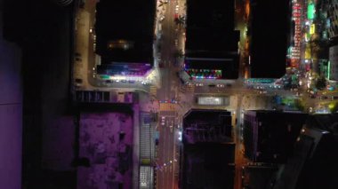 Işıklı Singapur şehir trafiği hava Panoraması 4k görüntüleri üzerinde gece saati uçuş