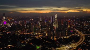 Kuala Lumpur, Malezya-Haziran 25 2018: Kuala Lumpur Downtown hava Panoraması akşam 4k yaklaşık Haziran 25 2018 Kuala Lumpur, Malezya 