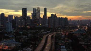 Işıklı Singapur şehir trafiği hava Panoraması 4k görüntüleri üzerinde gece saati uçuş
