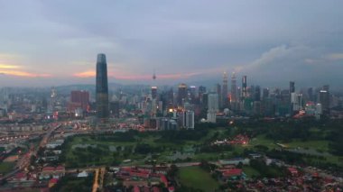 Kuala Lumpur, Malezya-Haziran 25 2018: Kuala Lumpur Downtown hava Panoraması akşam 4k yaklaşık Haziran 25 2018 Kuala Lumpur, Malezya 