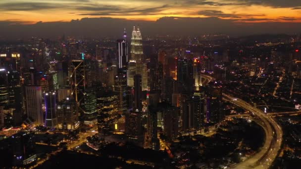 夜间飞行在照亮新加坡城市交通航空全景4K镜头 — 图库视频影像