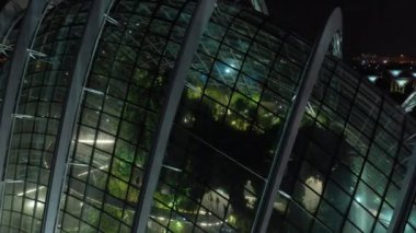 Singapur-Ekim 18, 2019: Cloud Forest & Flower Dome of Gardens by Bay 4k görüntüleri gün görünümü