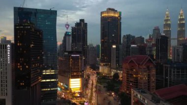 Işıklı Singapur şehir trafiği hava Panoraması 4k görüntüleri üzerinde gece saati uçuş