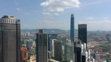 Kuala Lumpur, Malezya - 25 Haziran 2019: güneşli bir gün kuala lumpur şehir merkezi havacılık panoraması 4k yaklaşık 25 Eylül 2018 Kuala lumpur, malezya, Malezya.