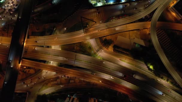 夜间飞行在照亮新加坡城市交通航空全景4K镜头 — 图库视频影像