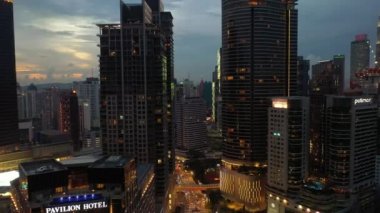 Işıklı Singapur şehir trafiği hava Panoraması 4k görüntüleri üzerinde gece saati uçuş