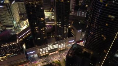 Işıklı Singapur şehir trafiği hava Panoraması 4k görüntüleri üzerinde gece saati uçuş