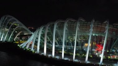 Singapur-Ekim 18, 2019: Cloud Forest & Flower Dome of Gardens by Bay 4k görüntüleri gün görünümü