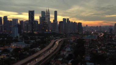 Işıklı Singapur şehir trafiği hava Panoraması 4k görüntüleri üzerinde gece saati uçuş