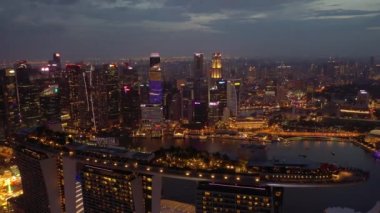 Singapur-Şubat 4 2019: gece Singapur şehir Marina Bay ünlü otel havadan Panorama 4k yaklaşık Şubat 4 2019 Singapur.