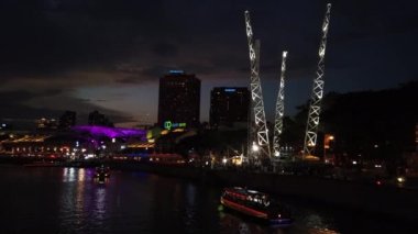 Singapur - 4 Şubat 2019: Singapur gece vakti yat limanı körfezi hava trafiği manzarası 4 Şubat 2019 sıralarında.