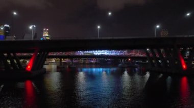 Çin, Sanya - 4 Ekim 2019: gece aydınlanması Sanya şehri nehir kenarı trafik köprüsü panoraması 4 Ekim 2019 dolaylarında Çin, Çin.