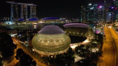 Işıklı Singapur şehir havadan panorama 4k görüntüleri üzerinde Gece uçuş