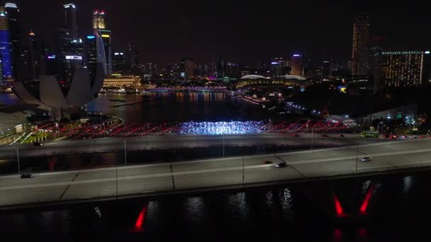 Ночной Полет Над Освещенной Сингапурской Городской Воздушной Панорамой — стоковое видео