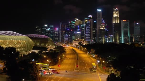 Vuelo Nocturno Sobre Singapur Iluminado Ciudad Tráfico Aéreo Panorama Metraje — Vídeos de Stock