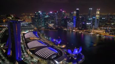 Işıklı Singapur şehir havadan panorama 4k görüntüleri üzerinde Gece uçuş