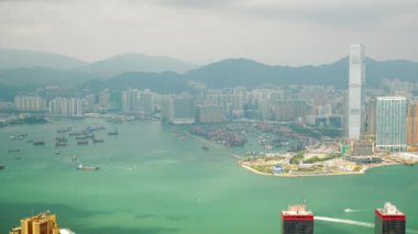 HONG KONG - 11 Ekim 2018: Güneşli bir gün ünlü Viktorya Zirvesi Kowloon Körfezi Panorama 4k