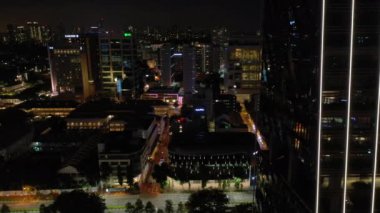 Işıklı Singapur şehir havadan panorama 4k görüntüleri üzerinde Gece uçuş