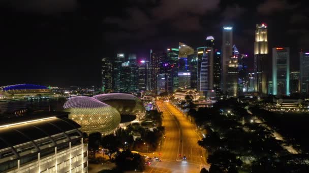 Vuelo Nocturno Sobre Singapur Iluminado Ciudad Tráfico Aéreo Panorama Metraje — Vídeos de Stock