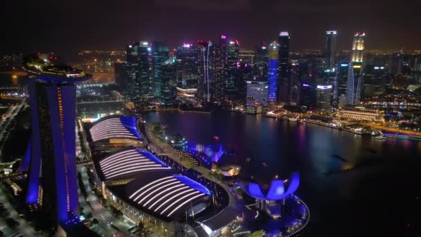 Nocny Lot Przez Oświetlone Singapur Miasto Lotnicze Panorama Nagrania — Wideo stockowe