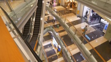 SHENZHEN, Çin - 11 Ekim 2018: Şehir içi alışveriş merkezinin ünlü iç mekanı yavaş çekim panorama 4k dolayları 11 Ekim 2018 Shenzhen, Çin.