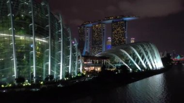 Singapur - 18 Haziran 2019: Bay 4k görüntüleri tarafından Gardens Cloud Forest & Flower Dome günü görünümü