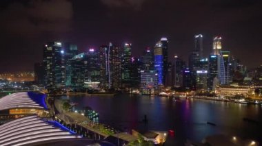 Işıklı Singapur şehir havadan panorama 4k görüntüleri üzerinde Gece uçuş