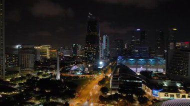 Singapur üzerinde Gece uçuş şehir trafiği havadan panorama 4k görüntüleri aydınlatılmış