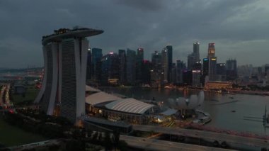 Singapur-Şubat 4 2019: gece Singapur şehir Marina Bay ünlü otel havadan Panorama 4k yaklaşık Şubat 4 2019 Singapur.
