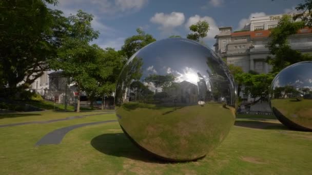Singapore Circa 2019 Mirrored Spheres Asian Civilisations Museum – stockvideo
