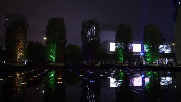 夜の川沿い神珍ライトアップされた街並みの映像パノラマ — ストック動画