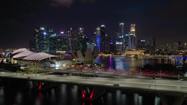 シンガポール上空の夜間飛行は 都市交通空中パノラマ4K映像を照らしました — ストック動画