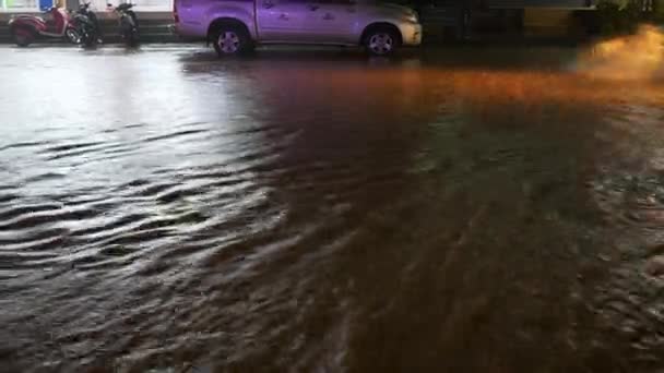 Tailandia Samui Circa 2019 Tráfico Urbano Noche Lluviosa Isla Samui — Vídeos de Stock