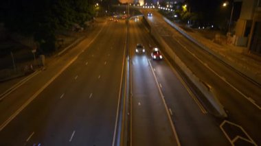 Gece vakti Hong Kong şehri şehir merkezinde trafik köprüsü manzarası 4k