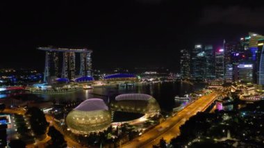 Işıklı Singapur şehir havadan panorama 4k görüntüleri üzerinde Gece uçuş