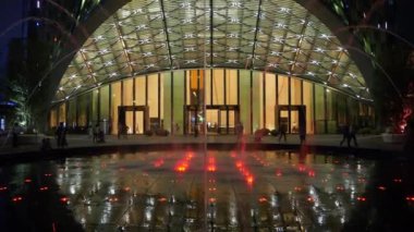 Gece vakti Shen Zhen fıskiyeyi aydınlattı.