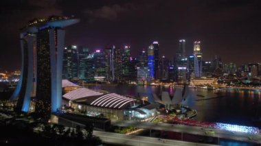 Singapur-Şubat 4 2019: gece Singapur şehir Marina Bay ünlü otel havadan Panorama 4k yaklaşık Şubat 4 2019 Singapur.