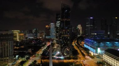 Singapur üzerinde Gece uçuş şehir trafiği havadan panorama 4k görüntüleri aydınlatılmış